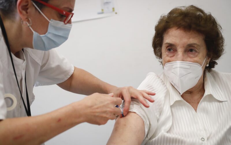 El Gobierno anunció que llegarán al país las vacunas bivalentes contra el COVID-19