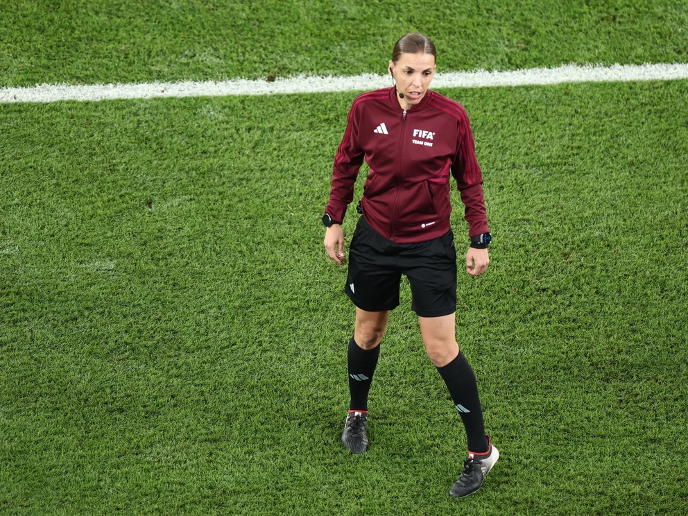 La historia de Stéphanie Frappart, la primera mujer en dirigir un partido en un Mundial de fútbol masculino
