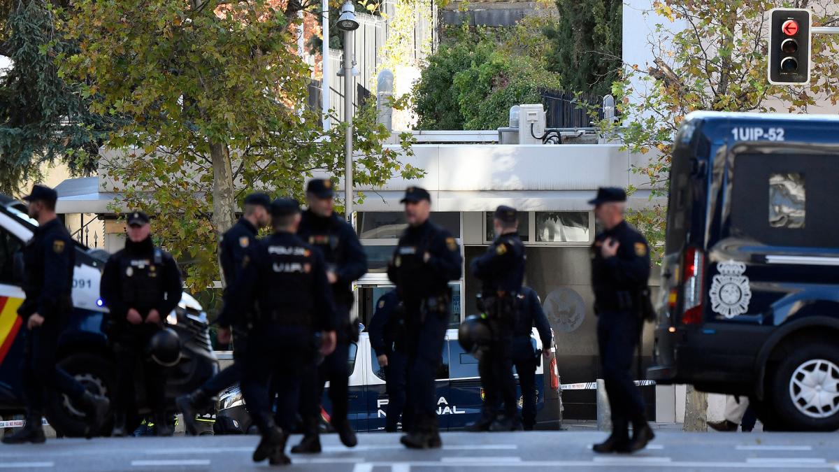 Hallaron artefactos explosivos en dos coches de la Embajada de Italia en Grecia
