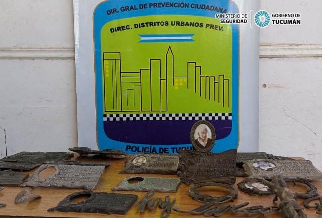 Aprehenden un joven y recuperan 25 placas de bronce robadas en el Cementerio del Norte