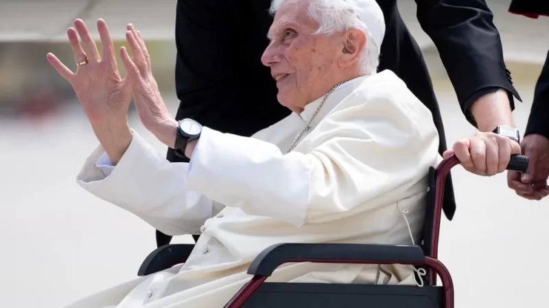 El Vaticano confirmó que el estado de salud del papa emérito Benedicto XVI se agravó y Francisco lo visitó en el monasterio