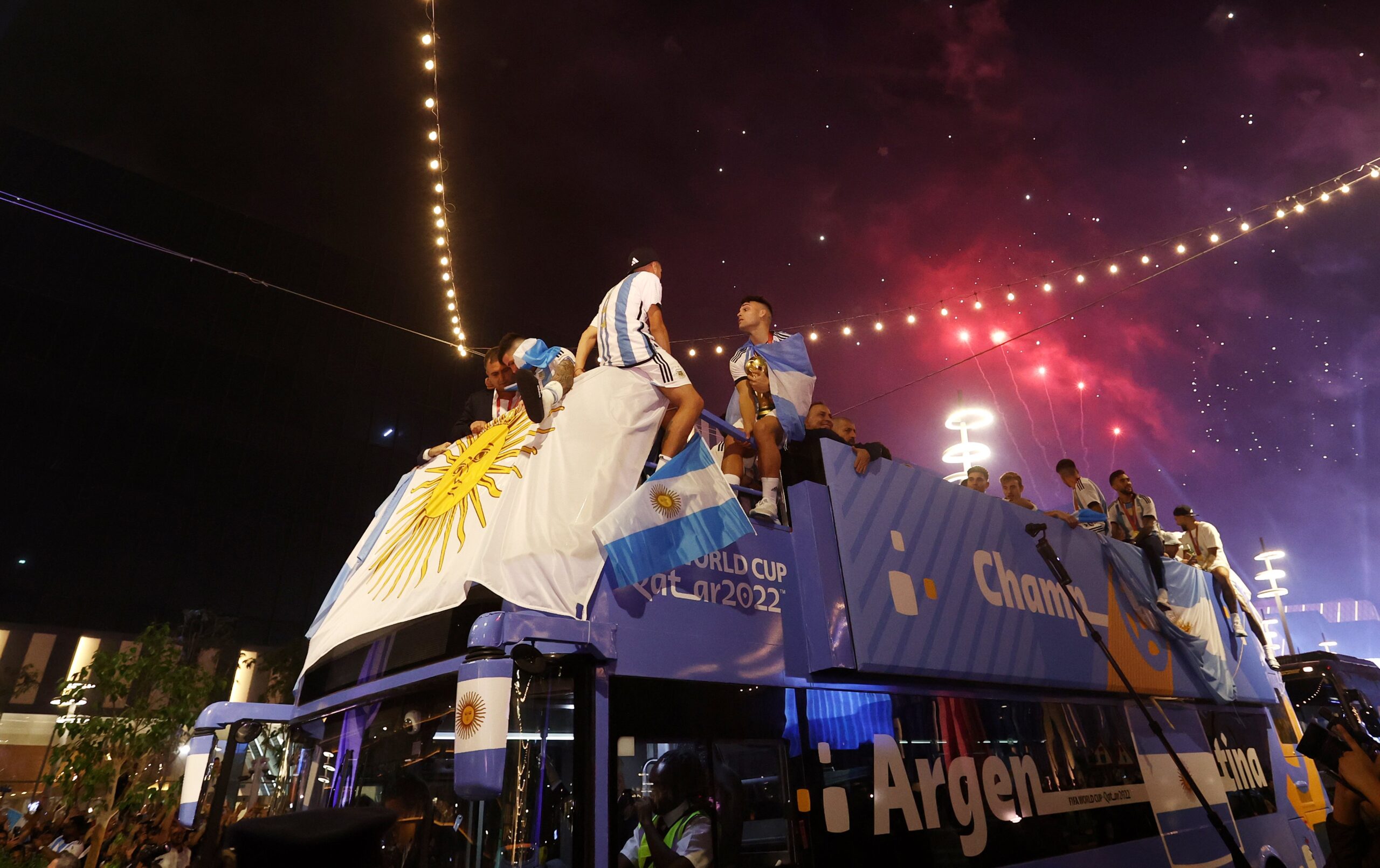 La Selección Argentina festejó por las calles de Qatar
