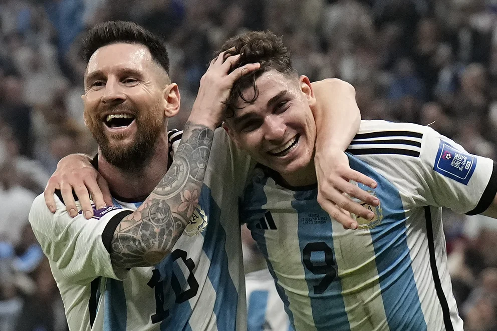 Julián Álvarez y su idolatría por Messi: deseos infantiles, fotos compartidas y sueños cumplidos