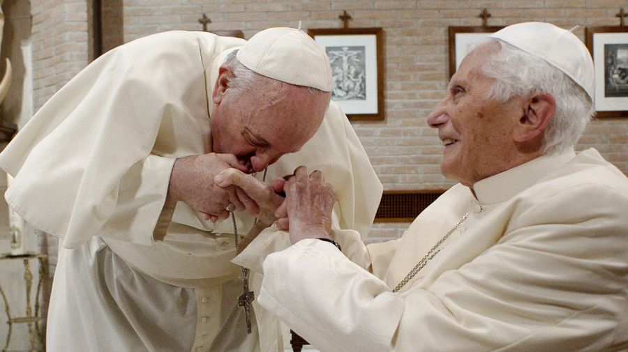 El papa Francisco pidió que recen por la salud de Benedicto XVI: «Está muy enfermo»