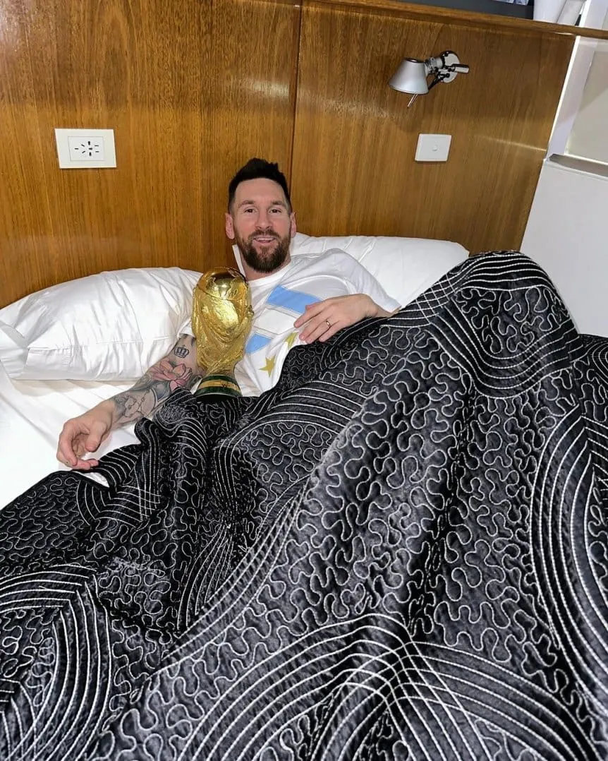 Lionel Messi durmió con la Copa del Mundo tras la llegada a la Argentina