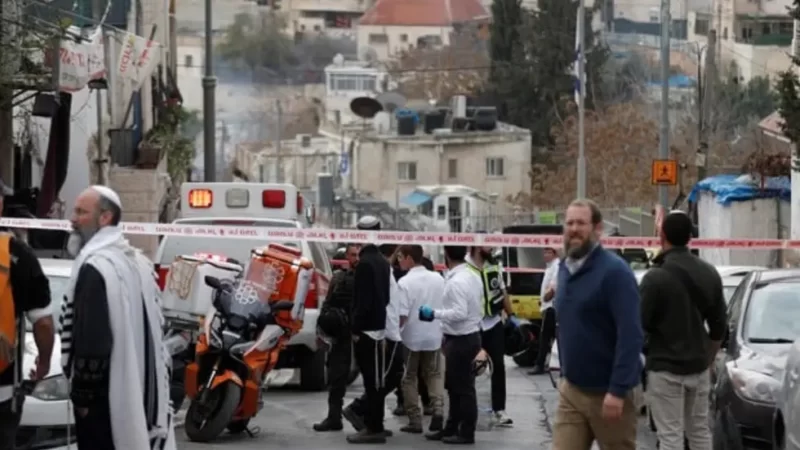 Siete muertos en ataque a sinagoga mientras aumenta la violencia en Cisjordania