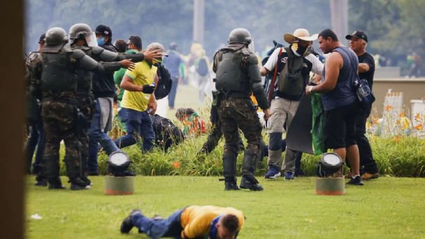 Tras la orden de Lula, las Fuerzas Armadas brasileñas retoman el control en Brasilia